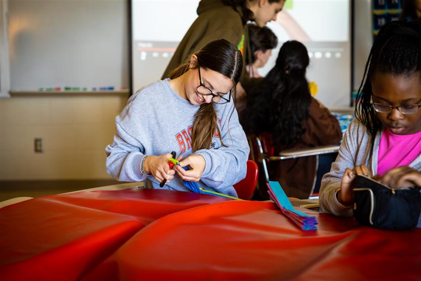 Ravenwood High students teach in Spanish class